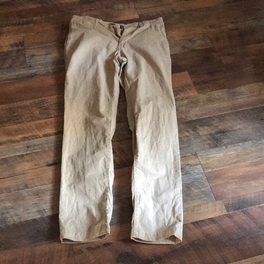 Men’s American Eagle khakis. 31/32